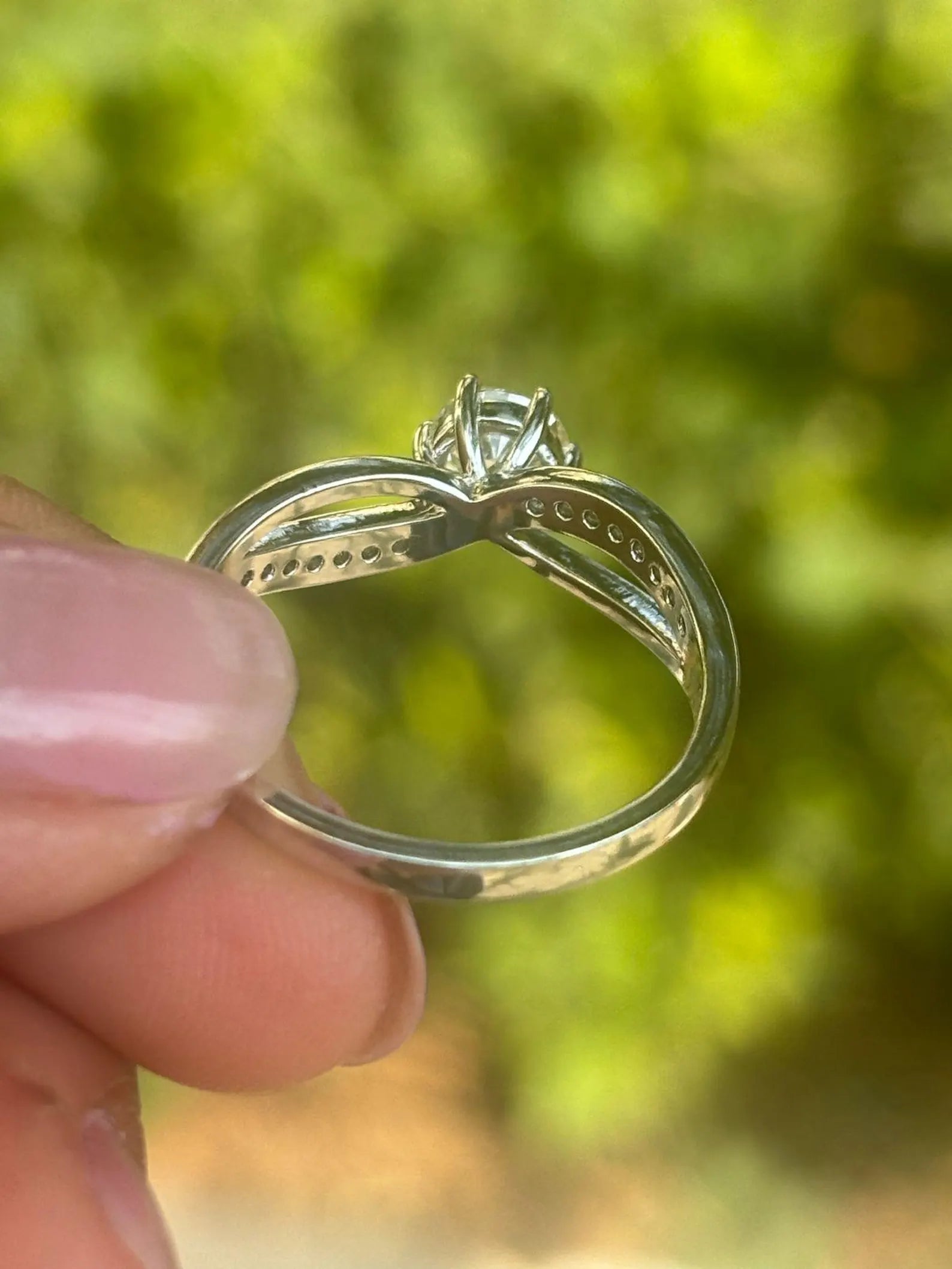 Vintage women’s solitaire diamond band with classic detailing