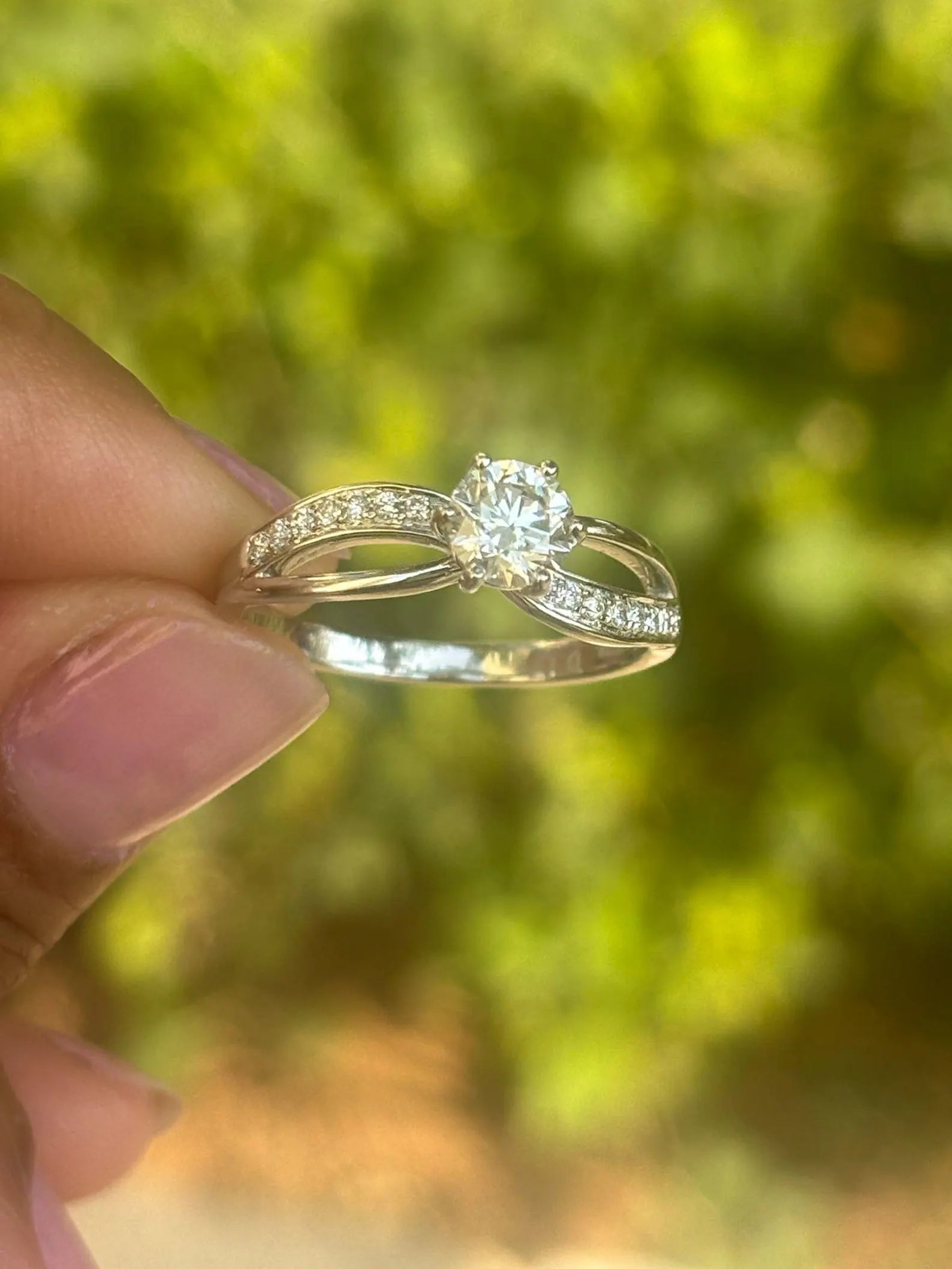 Vintage women’s solitaire diamond band with classic detailing